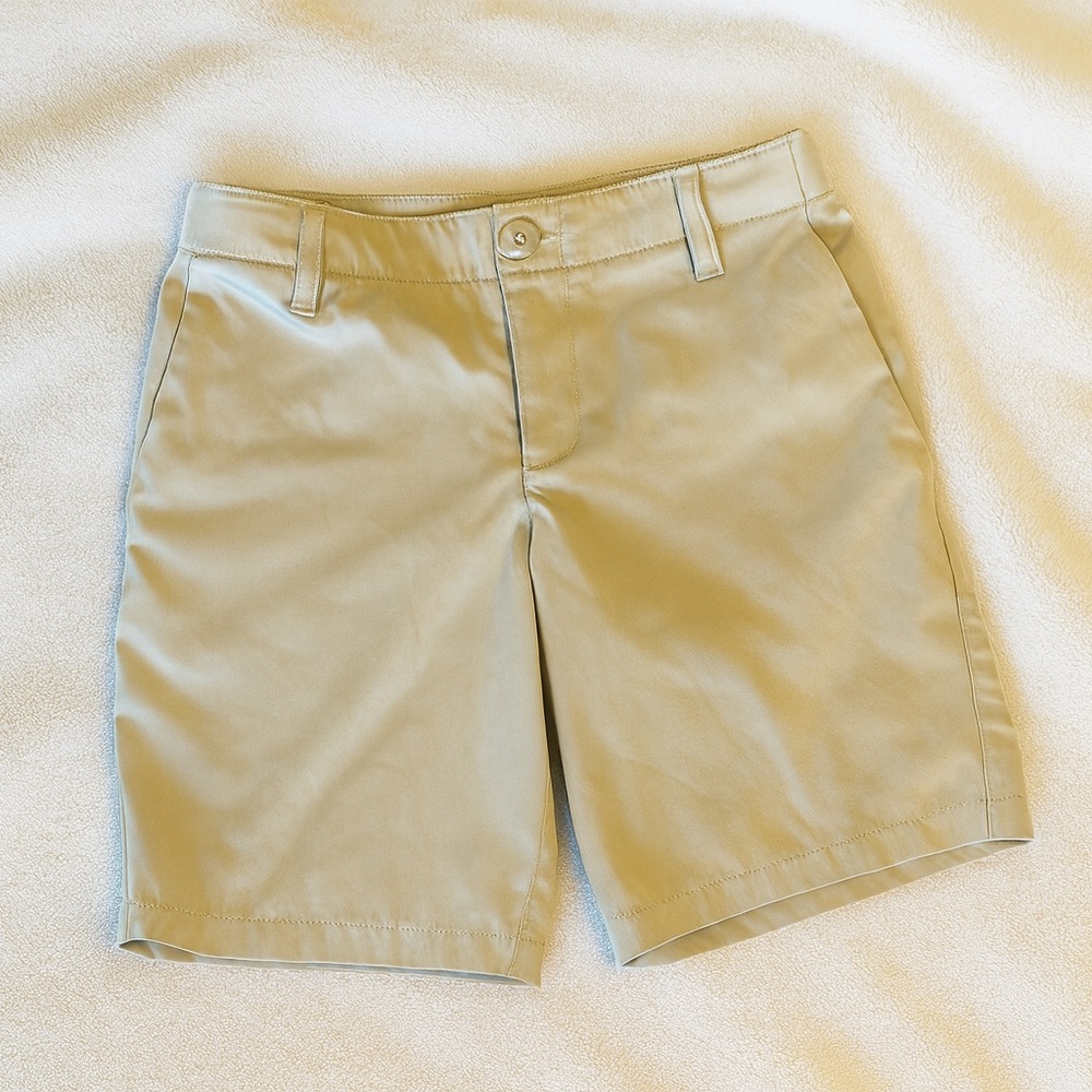 Under armour youth dress or golf shorts in light grey size youth 8